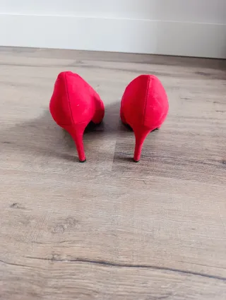 Zapatos tacón rojos aterciopelados