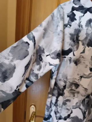 Vestido floral gris y blanco mujer