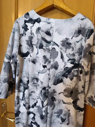 Vestido floral gris y blanco mujer