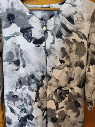 Vestido floral gris y blanco mujer