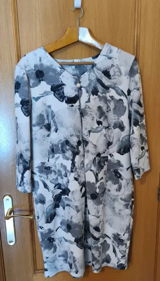 Vestido floral gris y blanco mujer