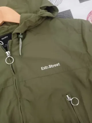 Chaqueta verde militar con rayas