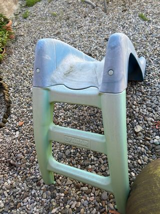 Tobogán y casita infantil, desgastada por uso