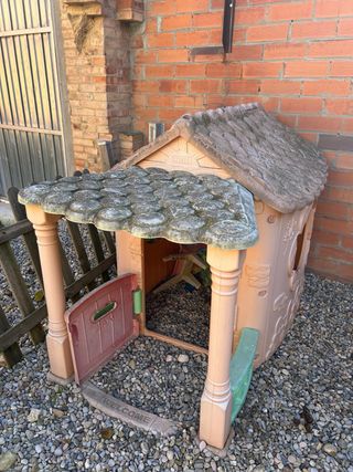 Tobogán y casita infantil, desgastada por uso