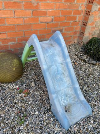 Tobogán y casita infantil, desgastada por uso