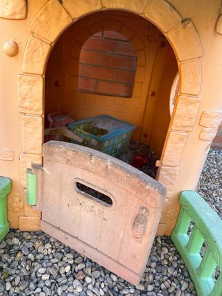 Tobogán y casita infantil, desgastada por uso