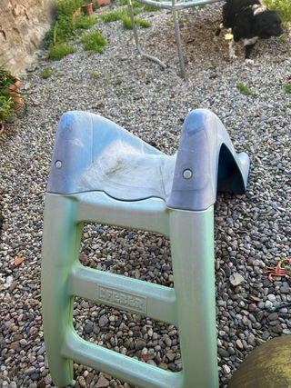 Tobogán y casita infantil, desgastada por uso