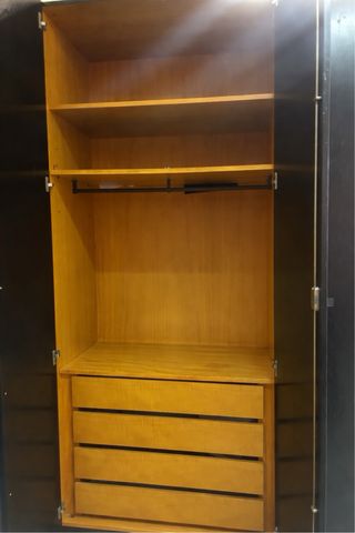 Armario de madera negro