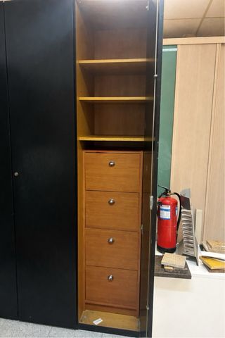 Armario de madera negro