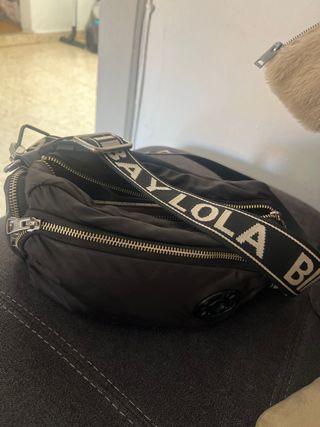 Mochila negra con correa estampada