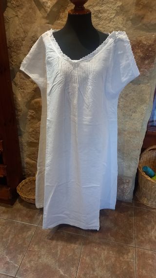 Antiguo camisón de hilo.