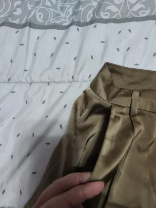 Pantalón dorado de pata ancha