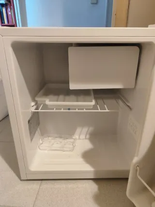 OK. Mini Nevera Ideal para espacios pequeños