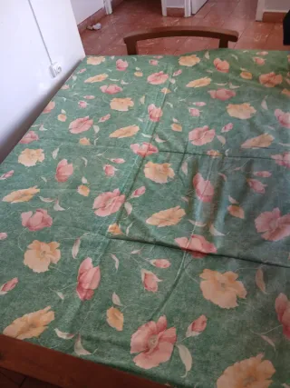 Sofá verde con flores rosas y amarillas