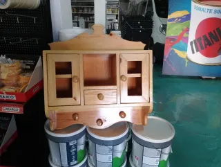 Perchero de madera con estantes y puertas