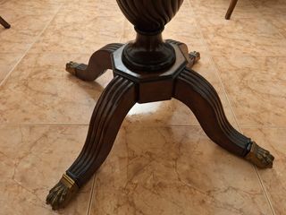 Mesa redonda antigua de madera