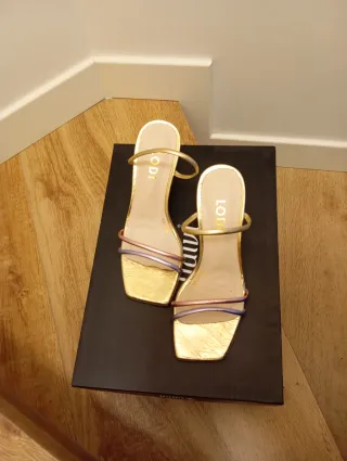 Zapatos de tacón dorados y rosas