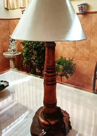 Lámpara de mesa de centro de madera