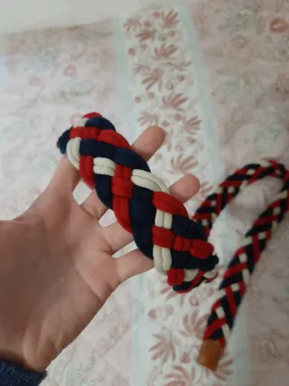 Cinturón trenzado azul, blanco y rojo