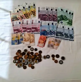 Billetes y monedas de juguete