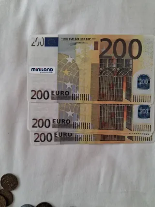 Billetes y monedas de juguete