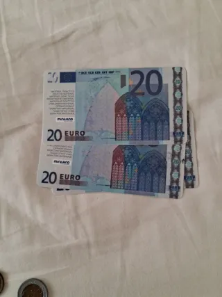 Billetes y monedas de juguete