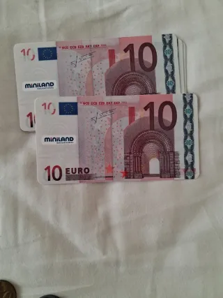 Billetes y monedas de juguete
