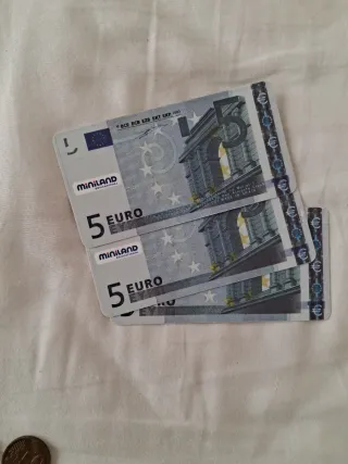 Billetes y monedas de juguete