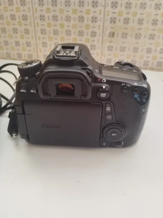 Cámara Canon EOS 70D + Cargador