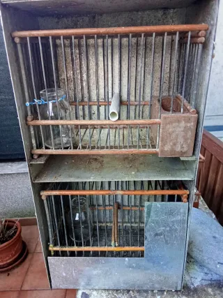 Cajonera con 4 jaulas de reclamo