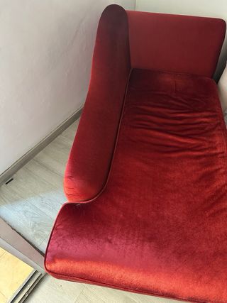 Diván de terciopelo rojo