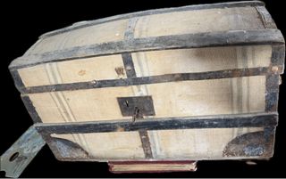 Baúl antiguo de madera y metal