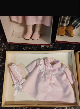 Muñecas antiguas y trajes sin estrenar