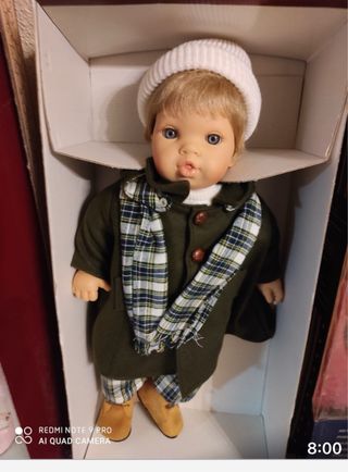 Muñecas antiguas y trajes sin estrenar