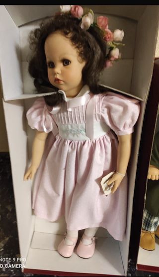 Muñecas antiguas y trajes sin estrenar