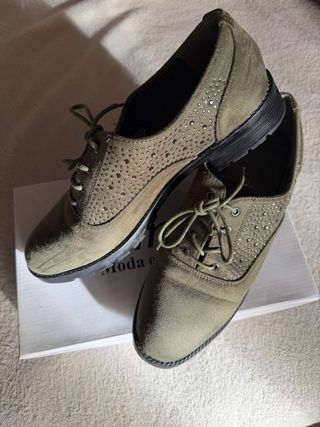 Zapatos planos verdes con pedrería