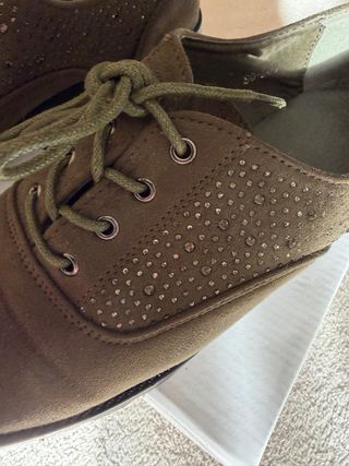 Zapatos planos verdes con pedrería