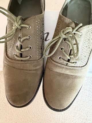 Zapatos planos verdes con pedrería