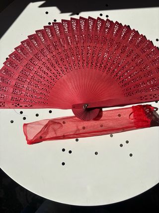 Abanico artesanal de madera rojo