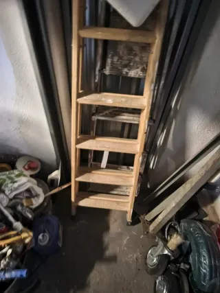 Escalera de madera plegable