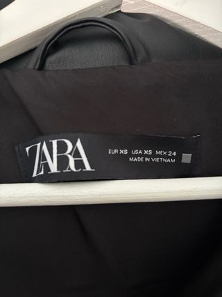 Chaleco acolchado negro Zara con capucha