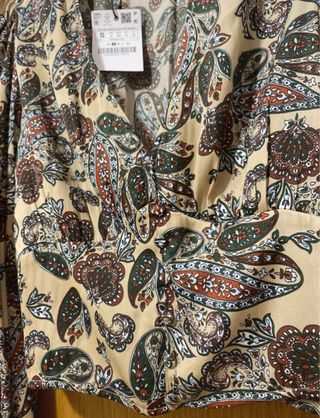 Blusa satinada Stradivarius estampado paisley S