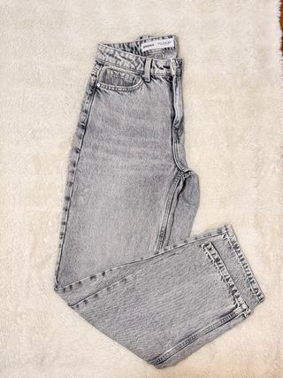 Pantalón vaqueros Bershka gris