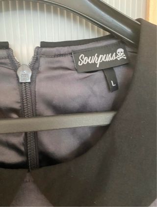 Vestido Sourpuss gris con estampado cementerios.