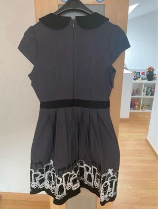 Vestido Sourpuss gris con estampado cementerios.