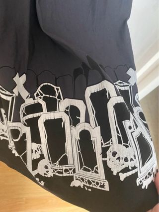 Vestido Sourpuss gris con estampado cementerios.