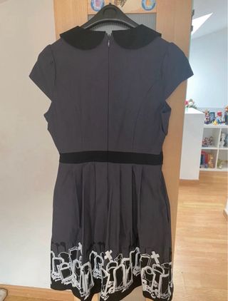 Vestido Sourpuss gris con estampado cementerios.