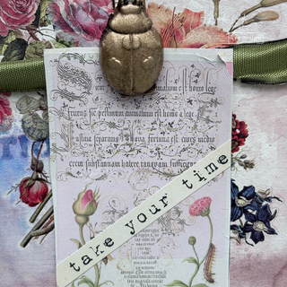 Pizarra decorativa con clips de bichitos