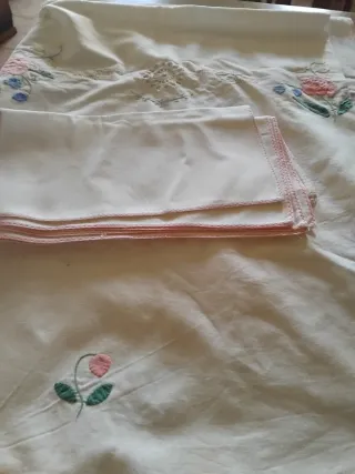 Tovaglia e tovaglioli con bordo rosa