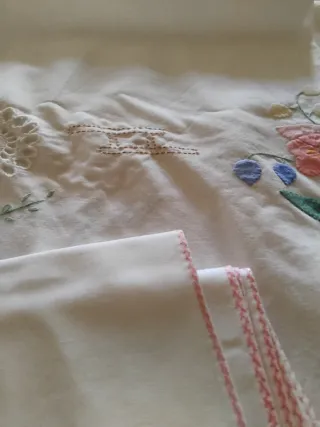 Tovaglia e tovaglioli con bordo rosa